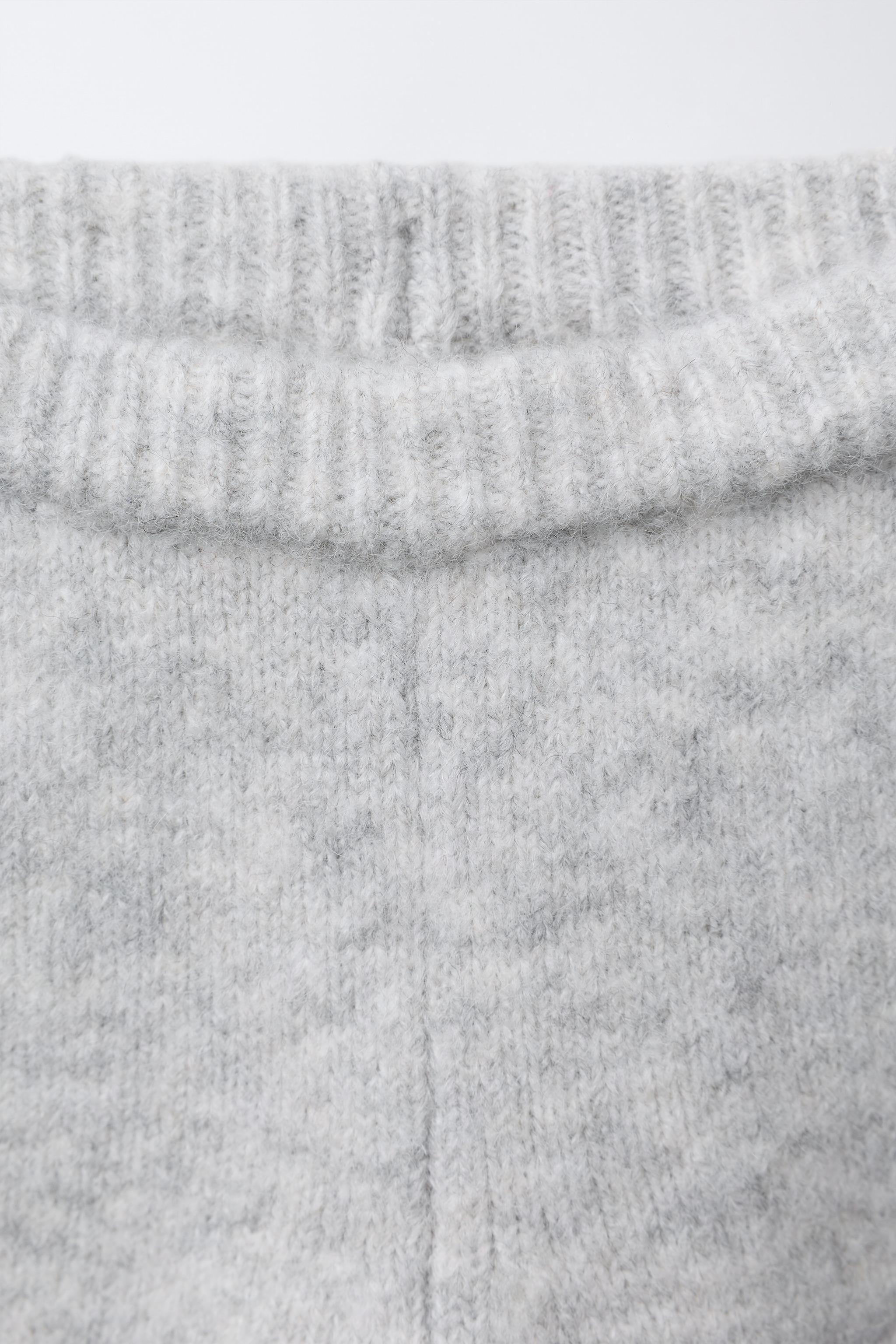 PANTALON EN MAILLE À FLEURS BRODÉES